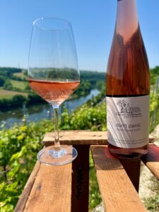 Nahaufnahme einer Flasche Wein und eines mit Wein gefüllten Glases