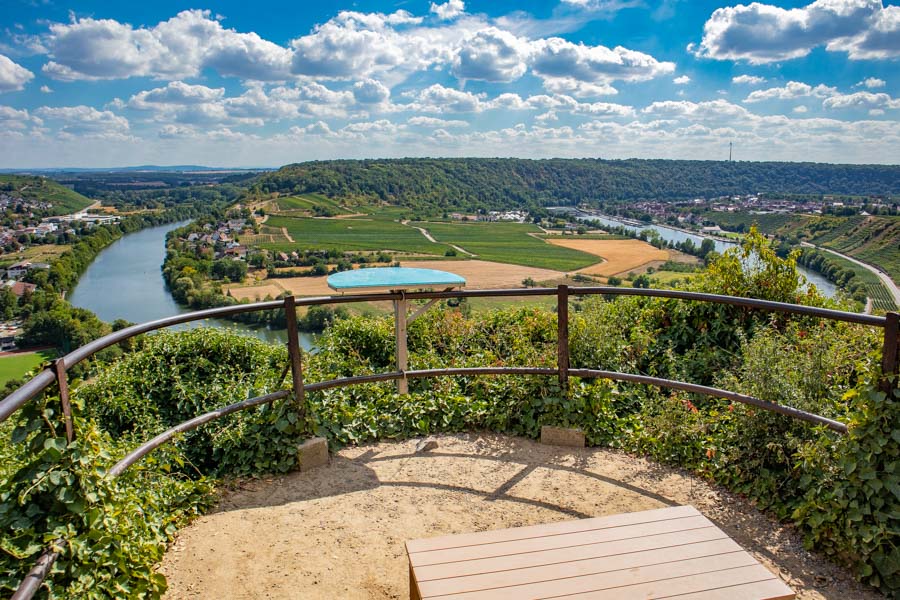 Blick auf die Neckarschleife in Mundelsheim