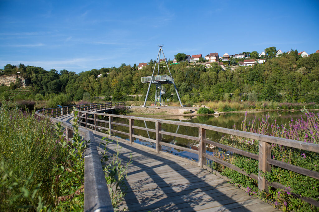Inmitten der Landschaft erhebt sich eine metallene Aussichtsplattform. 