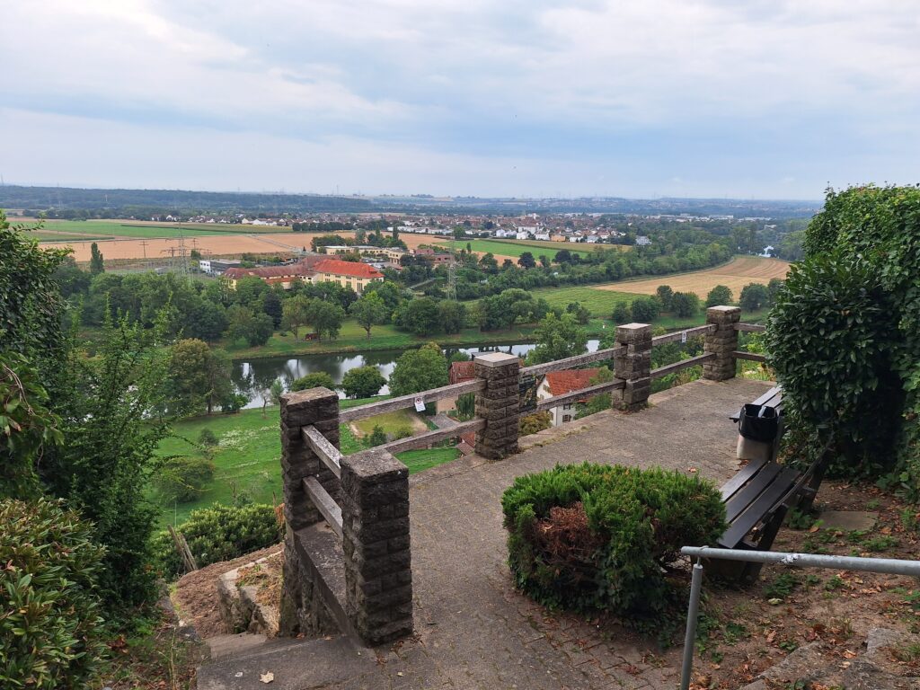 Aussichtspunkt mit Sitzbänken und Blick auf die Landschaft